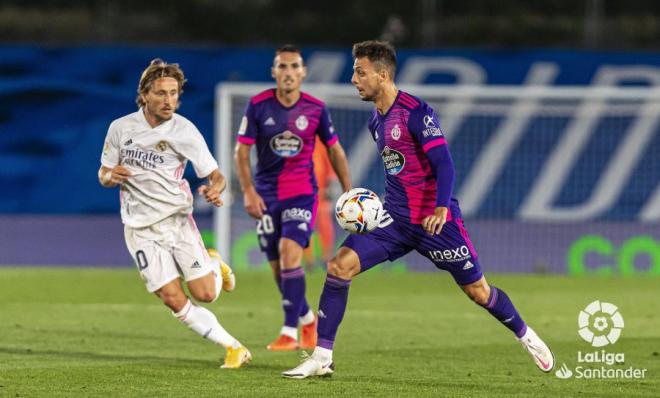 Óscar Plano se lleva el balón ante Modric en el Real Madrid-Real Valladolid.