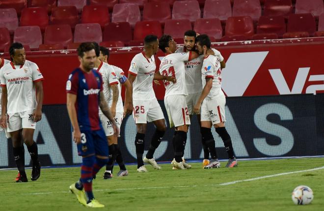 Los jugadores del Sevilla celebran su gol al Levante (Foto: Kiko Hurtado).