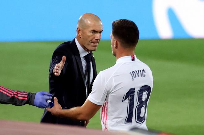 Zidane saluda a Jovic, jugador del Real Madrid, tras ser cambiado (FOTO: EFE).