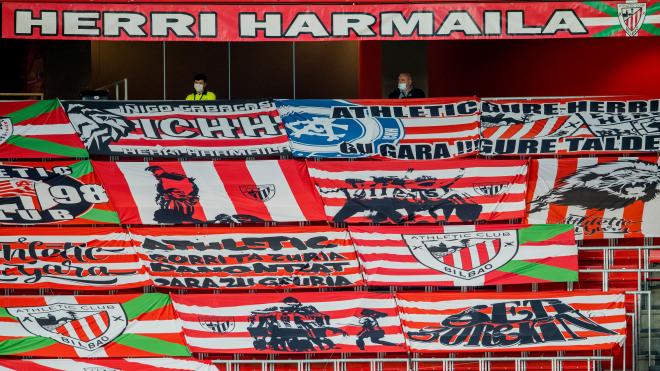 Banderas en San Mamés en el triste debut ante el Cádiz (Foto: Athletic Club).