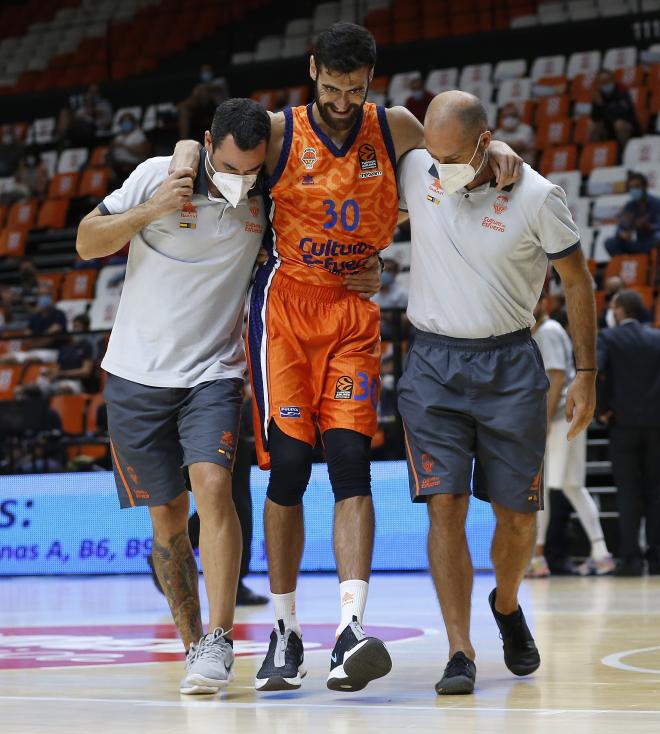 Joan Sastre sale cojeando y es baja en el Valencia Basket (Foto: M. A.Polo)