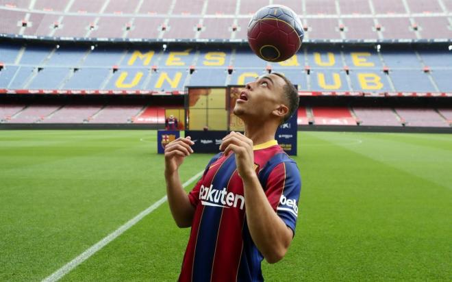 Presentación de Sergiño Dest con el Barcelona (Foto: Miguel Ruiz / FCB).