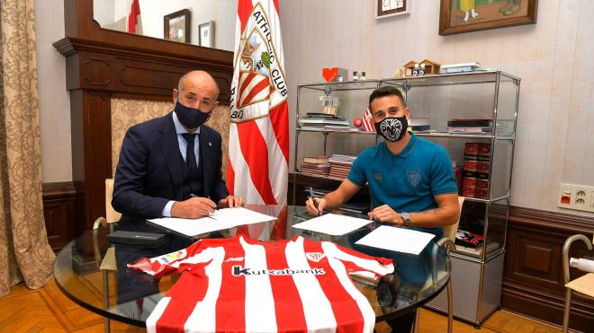 Álex Berenguer firma su contrato con el Athletic (Foto: Athletic Club).