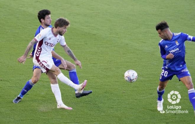 Borja Sánchez presiona a Álvaro Jiménez (Foto: LaLiga).