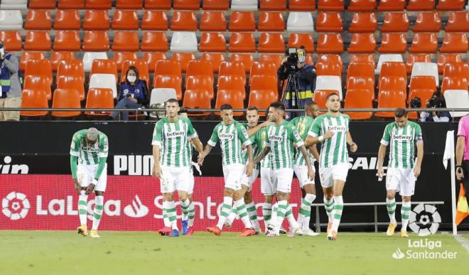 El Betis celebra un gol de Canales en el último partido en Valencia (Foto: LaLiga).