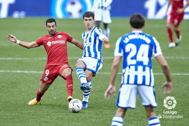 Gorosabel se dispone a pasar el balón ante la presión de Ángel en el Real Sociedad-Getafe (Foto: LaLiga).