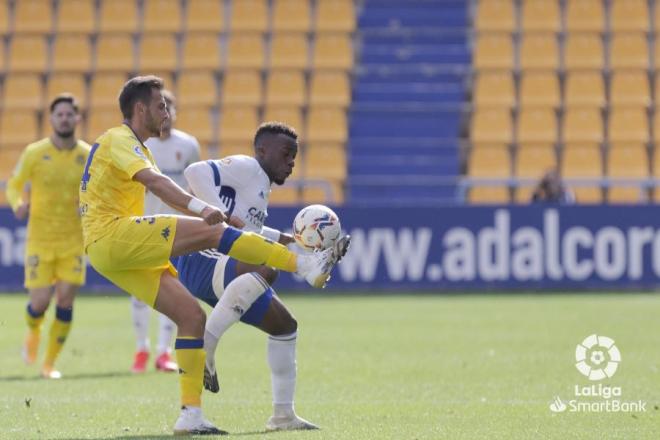 Jannick pelea por hacerse con el esférico (Foto: LaLiga).