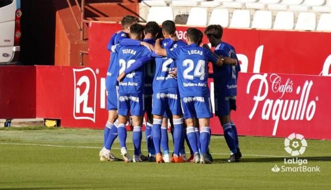 Los jugadores del Oviedo se abrazan para celebrar el gol de Arribas (Foto: LaLiga).
