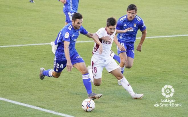 Lucas Ahijado puga con un rival por hacerse con el esférico (Foto: LaLiga).