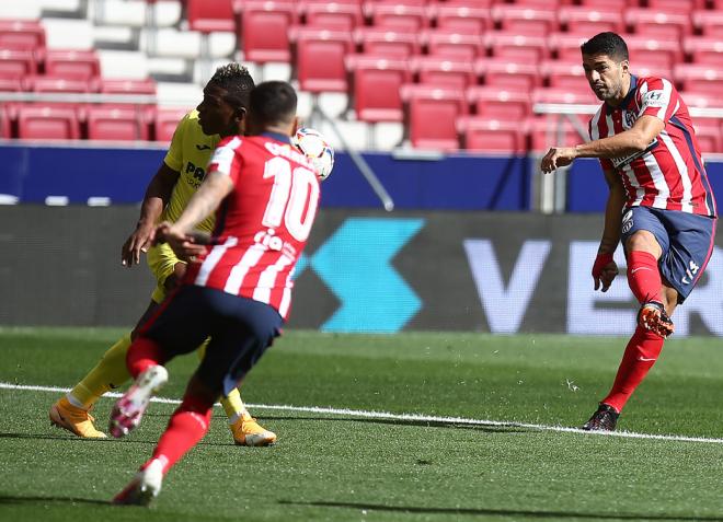 Luis Suárez busca un disparo ante Estupiñán (Foto: Atlético de Madrid).
