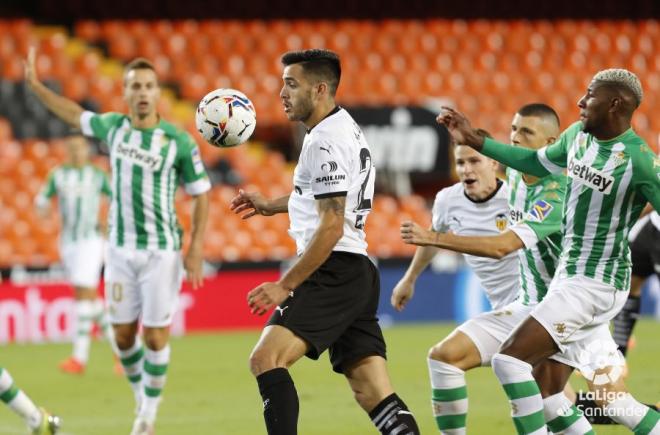 Maxi Gómez del Valencia CF controla el esférico ante el Betis (Foto: LaLiga).