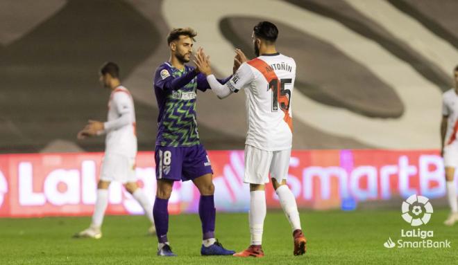 Antoñín choca las manos con Luis Muñoz tras el partido (Foto: LaLiga).