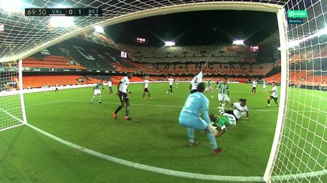 Posible mano de Thierry, en el Valencia-Betis.