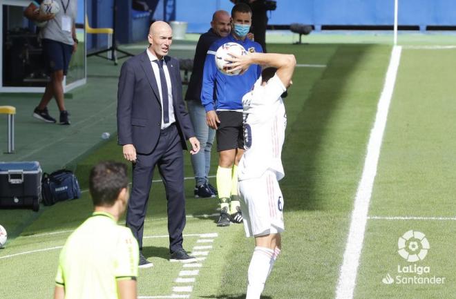 Zidane, ante Nacho (Foto: LaLiga).