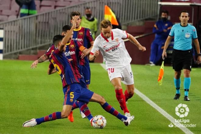 Rakitic, ante Busquets (Foto: LaLiga).