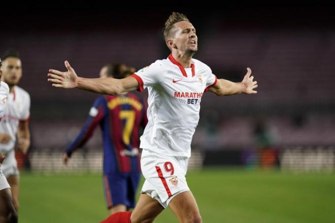 Luuk de Jong celebra el 0-1 del Sevilla ante el Barcelona en la primera vuelta de LaLiga.