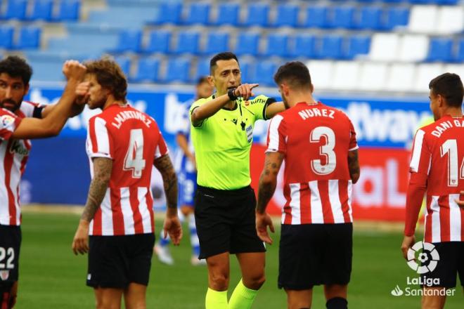 Sánchez Martínez indica a Núñez y Dani García durante el Alavés-Athletic (Foto: LaLiga).