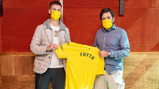 Foyth posa junto a Fernando Roig Negueroles. (Foto: Villarreal)