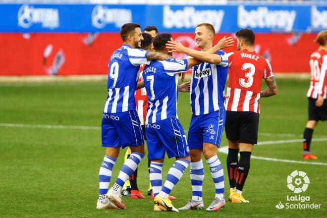 Los jugadores del Alavés celebran el gol de Ely contra el Athletic (Foto: LaLiga).