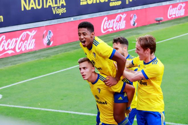 Lozano se sube en Alejo para festejar su gol al Granada con el Cádiz CF (Foto: Cristo García).