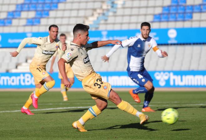 Nico Melamed dispara a la portería del Sabadell (Foto: RCD Espanyol).