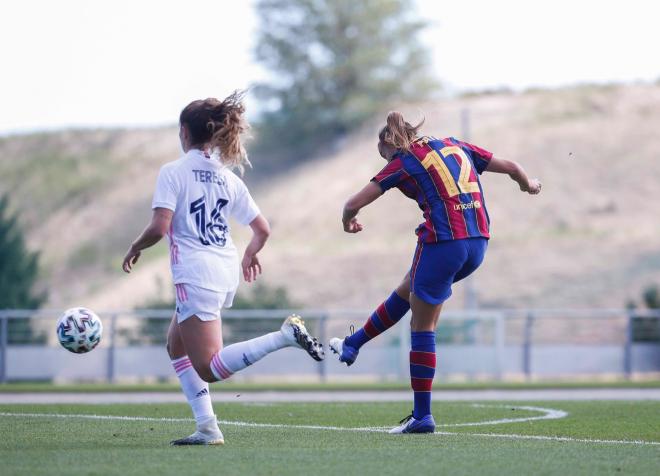 Patri Guijarro consigue el primer gol del partido ante el Real Madrid (Foto: FC Barcelona).