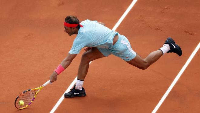 Rafa Nadal busca una bola en Ronald Garros (Foto: EFE).
