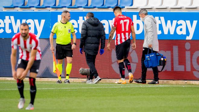 Yuri Berchiche se marcha lesionado de Mendizorrotza (Foto: Athletic Club)