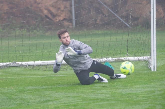 Rubén Blanco parando un balón (Foto: RC Celta).