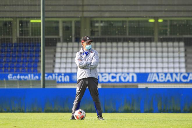 Fernando Vázquez durante un entrenamiento en la Ciudad Deportiva de Abegondo (Foto:RCD)
