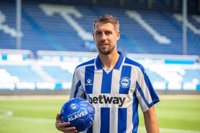 Presentación de Florian Lejeune como uno de los fichajes del Alavés.