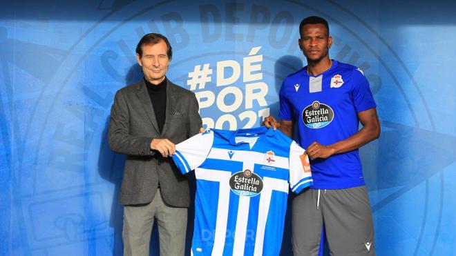 Uche Agbo junto a Richard Barral (Foto:RCD)