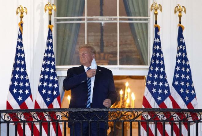 Donald Trump se quita la mascarilla en la Casa Blanca.