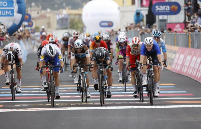 Arnaud Demare, Peter Sagan y varios ciclistas más en la llegada de la etapa 4 del Giro.