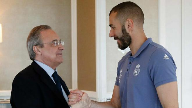 Florentino Pérez y Karim Benzema, delantero del Real Madrid, se saludan.