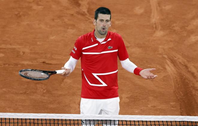 Novak Djokovic se lamenta tras un golpe en Roland Garros.