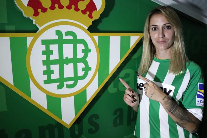 Ángela Sosa con la camiseta del Betis Féminas (foto: RBB).