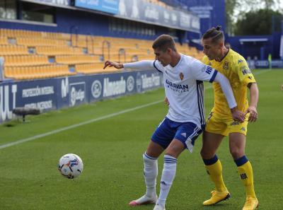 Luca Zanimacchia ante un futbolista del Alcorcón (Foto:LaLiga).