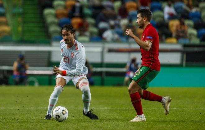 Campaña intenta controlar el balón en su debut con la selección española.