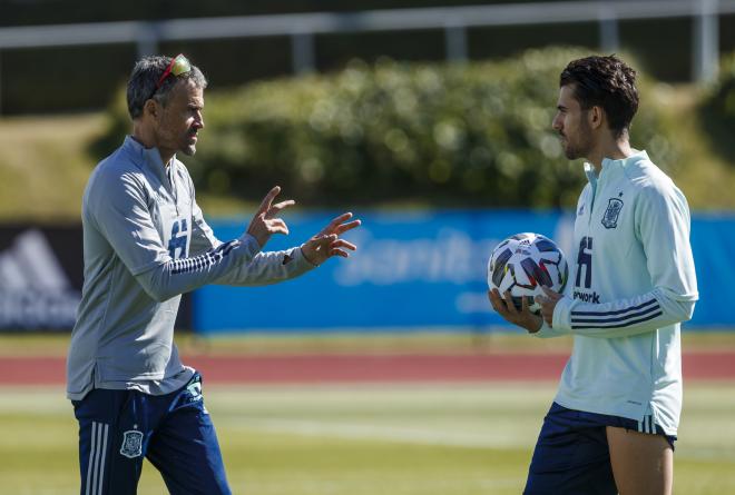 Luis Enrique y Dani Ceballos, jugador del Real Madrid, durante la última sesión de entrenamiento (Foto: SeFutbol).