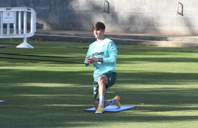 Juan Miranda en el entrenamiento del Betis (foto: Kiko Hurtado).