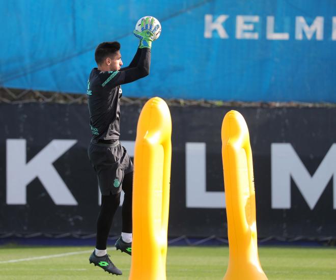 Oier, durante un entrenamiento del Espanyol a las órdenes de Vicente Moreno (Foto: RCDE).