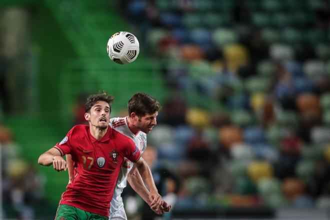 Trincao y Sergi Roberto pelean un balón en el Portugal-España (FOTO: EFE).