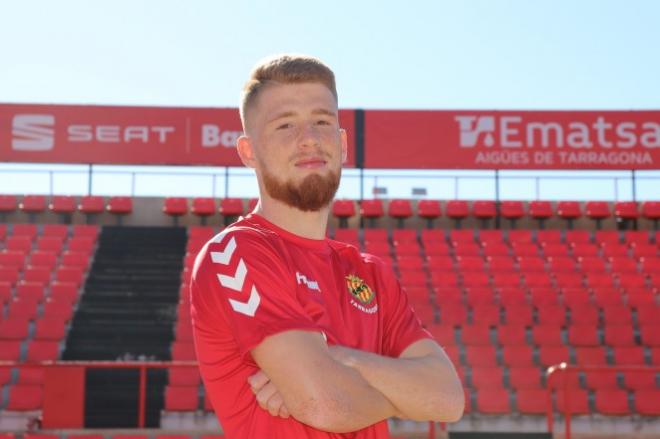 Carlos Vicente con la camiseta de su nuevo equipo (Foto: Nàstic).