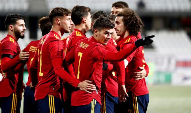 Brahim Díaz celebra uno de los goles con España con sus compañeros (FOTO: EFE).