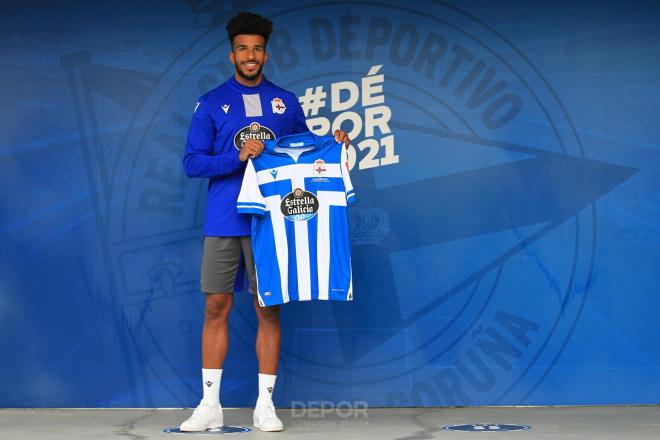 Derik Osede durante su presentación oficial con el Deportivo (Foto:RCD)