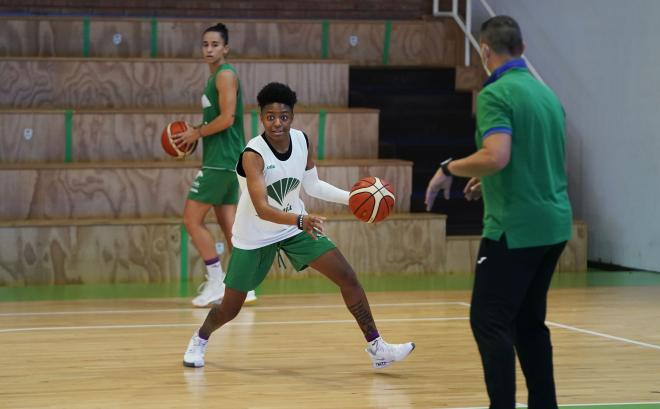 Jesús Lázaro, en un entrenamiento del Unicaja Femenino la pasada temporada.