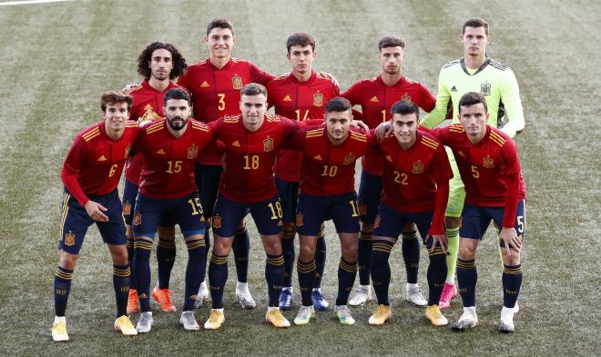 Zubimendi (14) y Barrenetxea (22), en el once titular de un partido de España sub 21 ante Islas Feroe (Foto: @sefutbol)