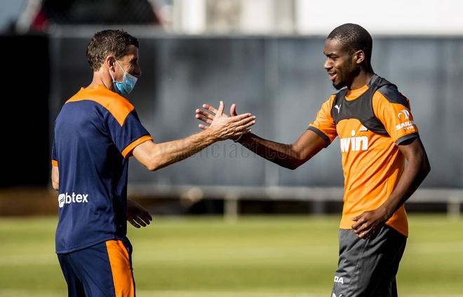 Javi Gracia en Paterna con Kondogbia (Foto: Valencia CF)