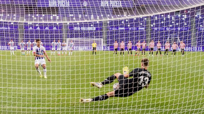 Ezkieta detiene un penalti en la tanda ante el Valladolid (Foto: Athletic Club).
